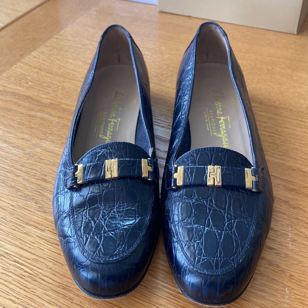 Women’s Salvatore Ferragamo Navy Blue leather loafers Sz 7B - Pre-owned.